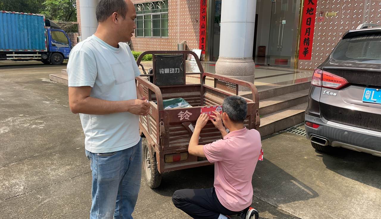 张约1200张，并对约500辆电动自行车、二轮摩托车、三轮摩托车粘贴反光贴。　　下来我镇将继续加大交